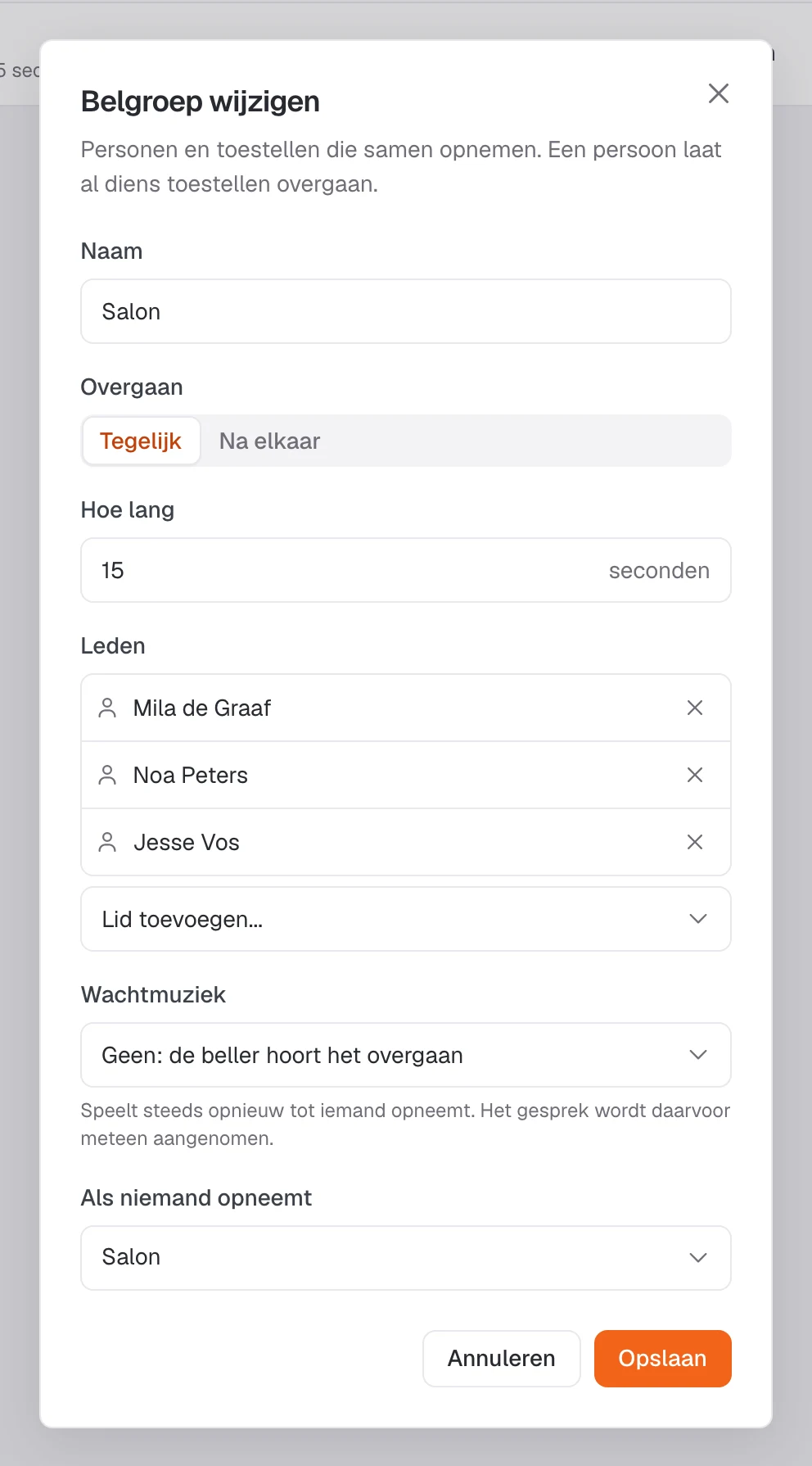 De belgroep Salon met drie kappers die tegelijk overgaan.