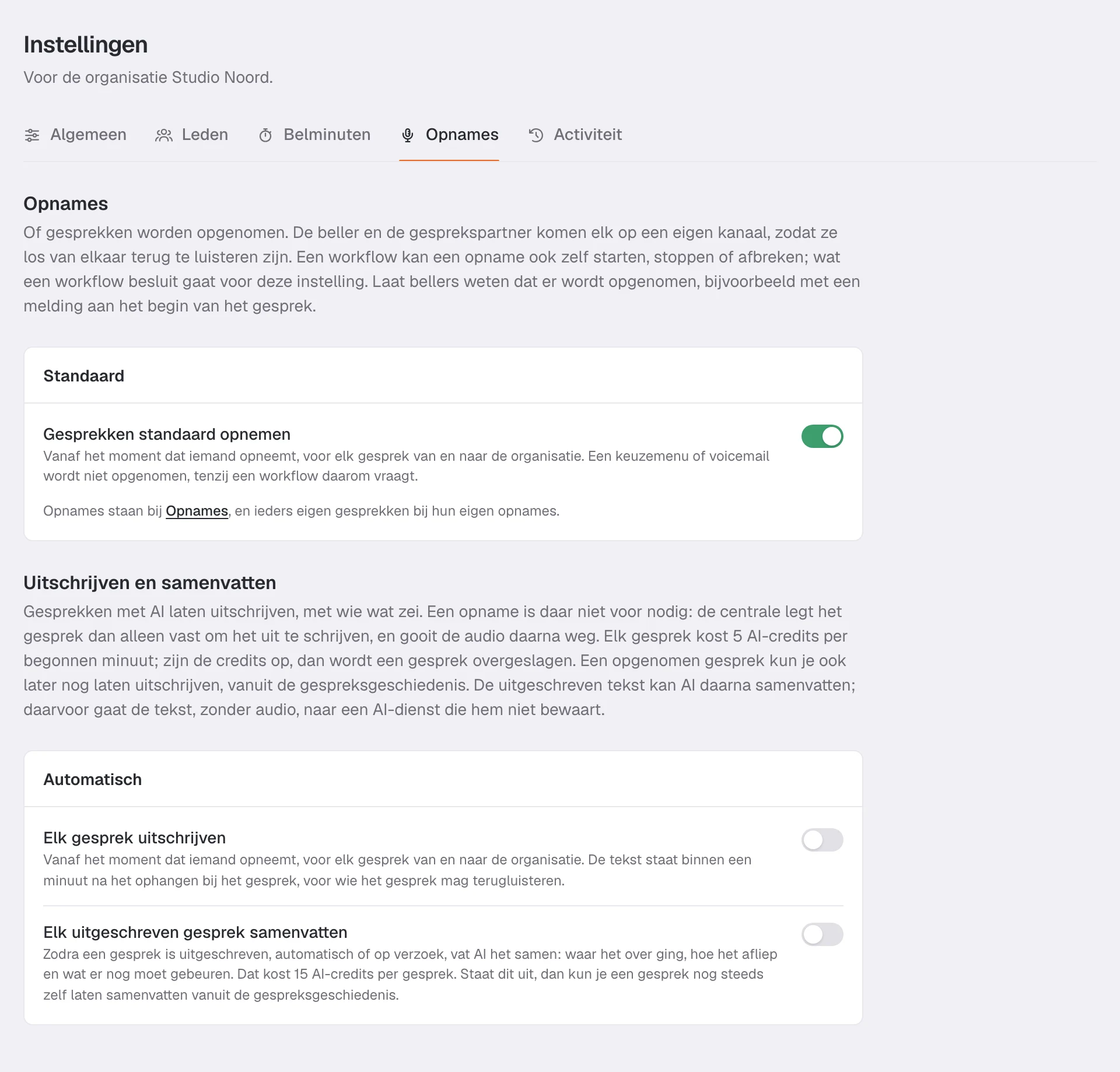 Het tabblad Opnames in Instellingen met de schakelaar Gesprekken standaard opnemen.